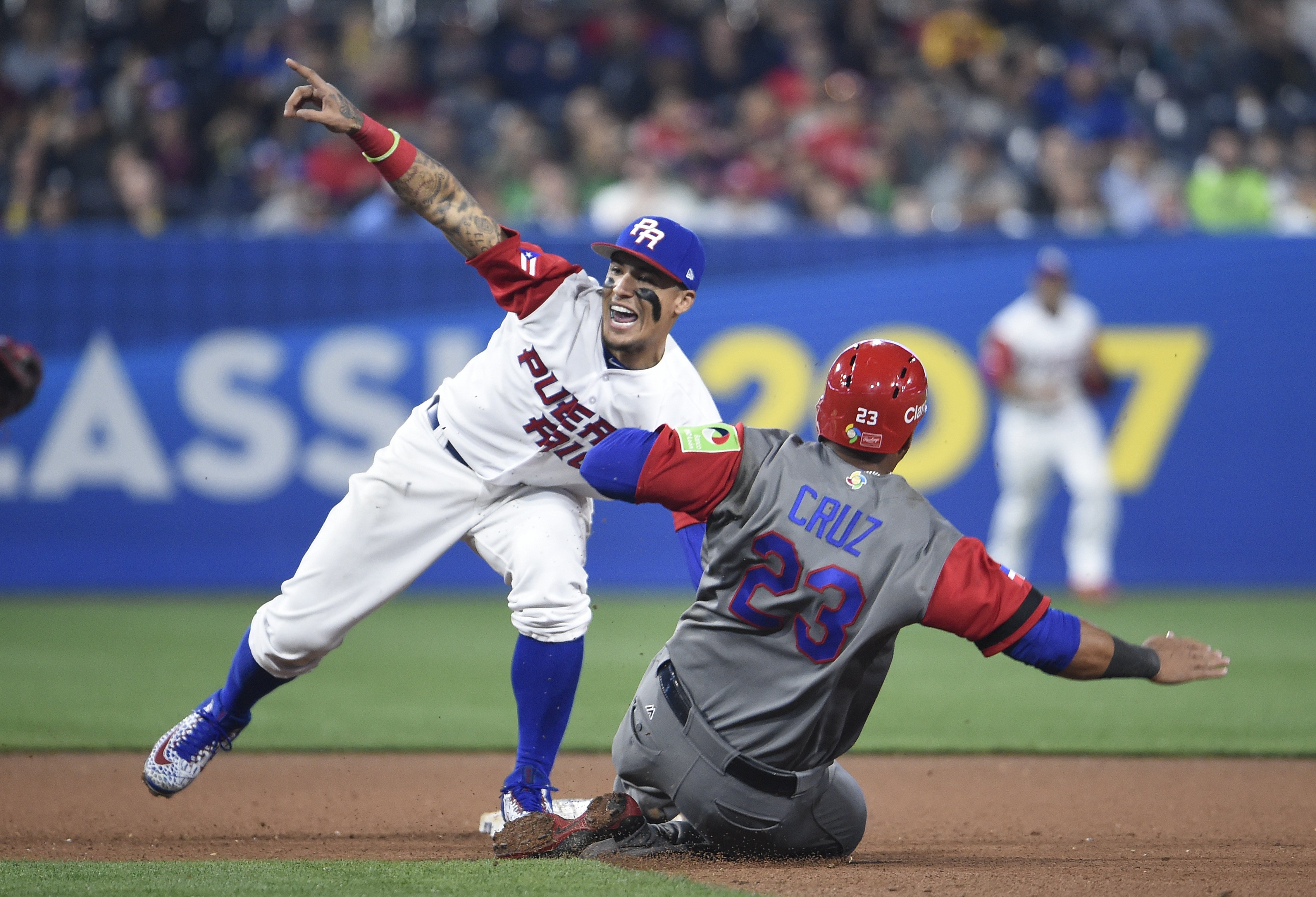 Javy Baez no look tag